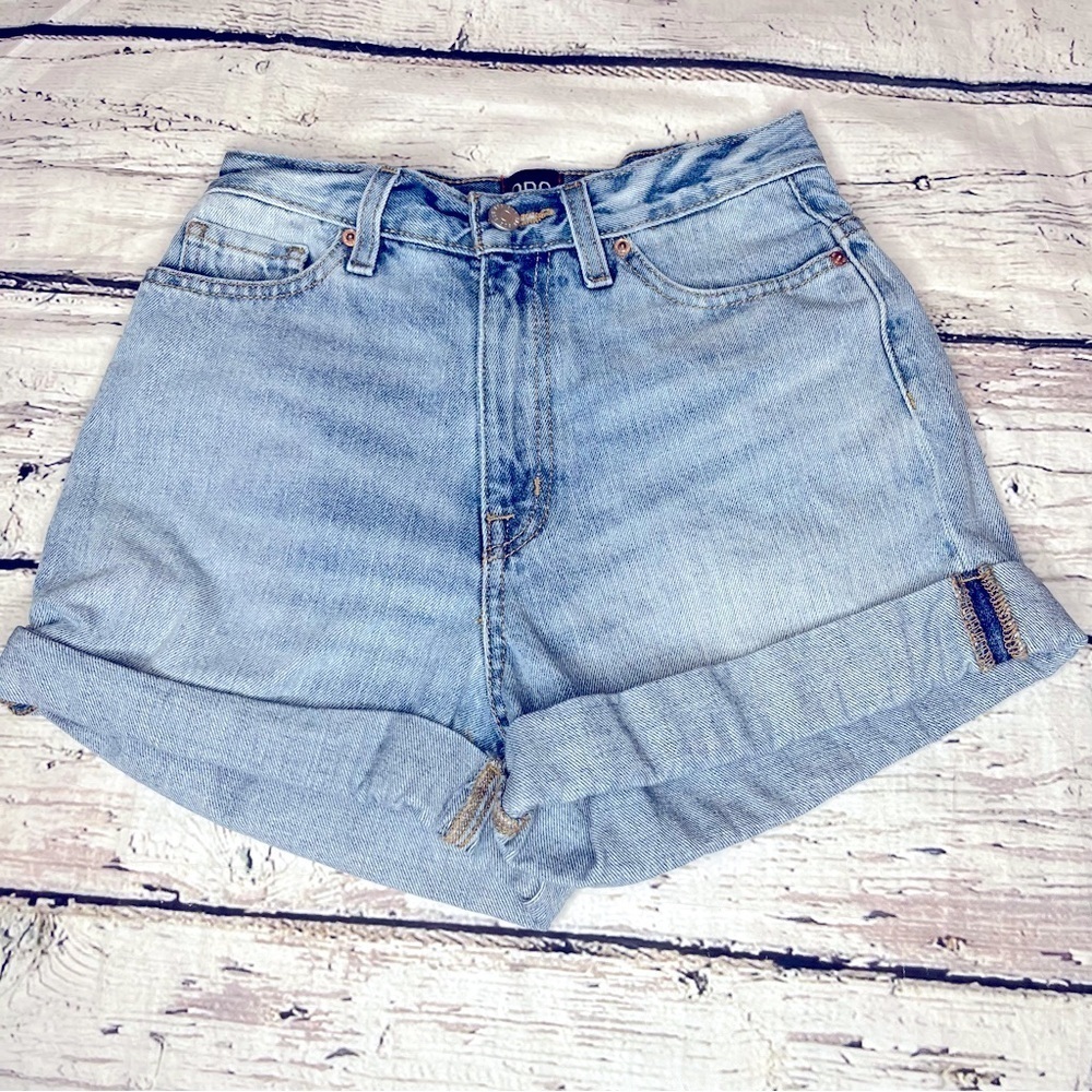 BDG Mom High Rise Denim Shorts Size 25 - Picture 1 of 10